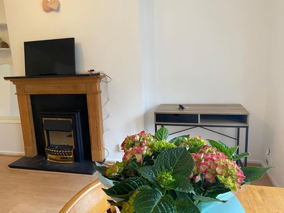 Entire Flat With A Big Living-room, Bedroom, Kitchen, And Bathroom Londra