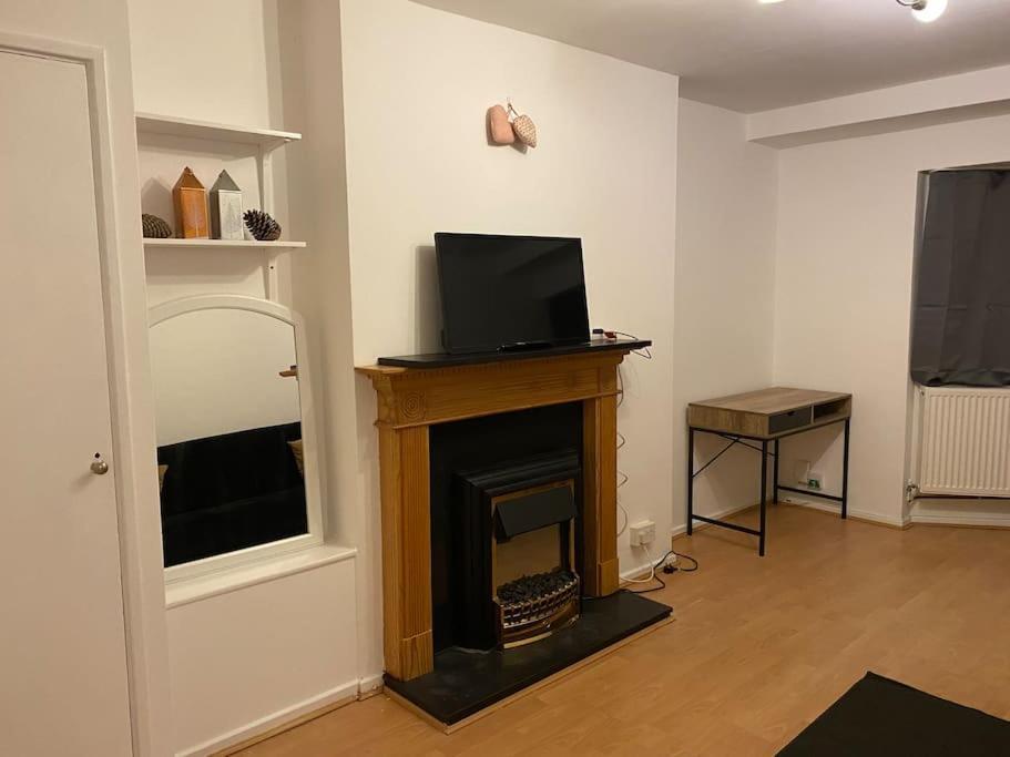 Appartamento Entire Flat With A Big Living-room, Bedroom, Kitchen, And Bathroom Londra