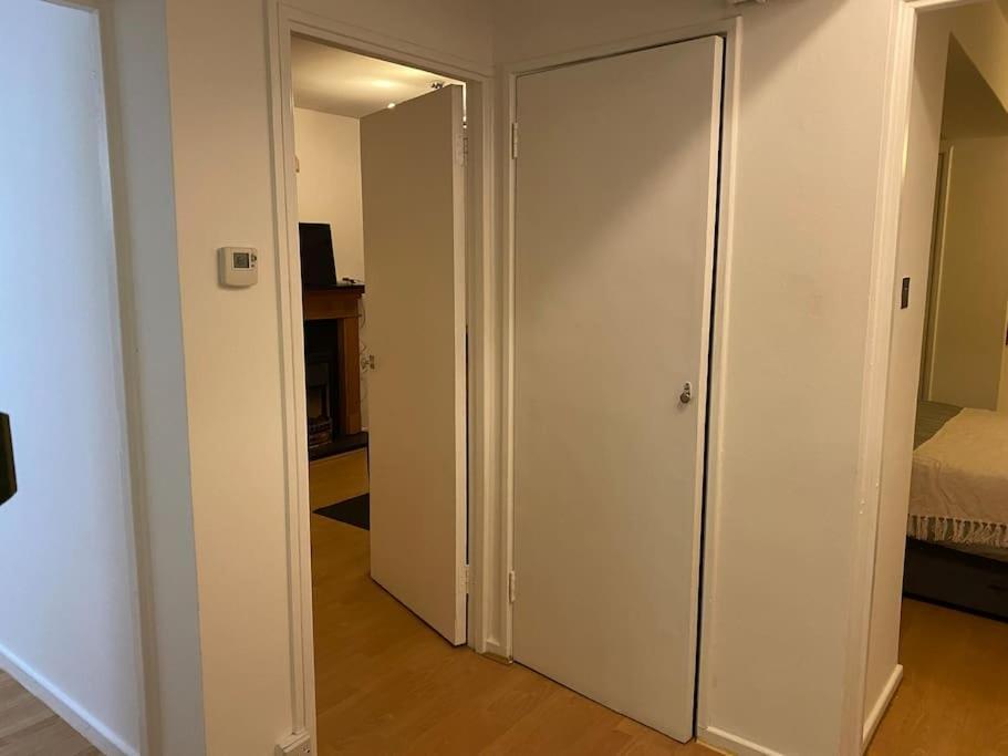 Entire Flat With A Big Living-room, Bedroom, Kitchen, And Bathroom Appartamento Londra