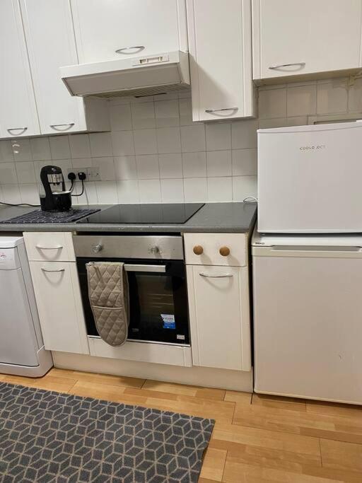 Entire Flat With A Big Living-room, Bedroom, Kitchen, And Bathroom Appartamento *