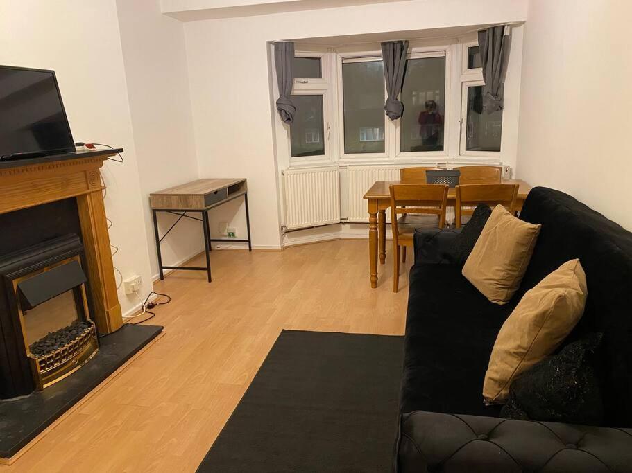 Entire Flat With A Big Living-room, Bedroom, Kitchen, And Bathroom Appartamento