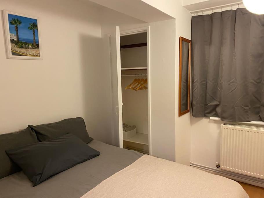 Appartamento Entire Flat With A Big Living-room, Bedroom, Kitchen, And Bathroom Londra
