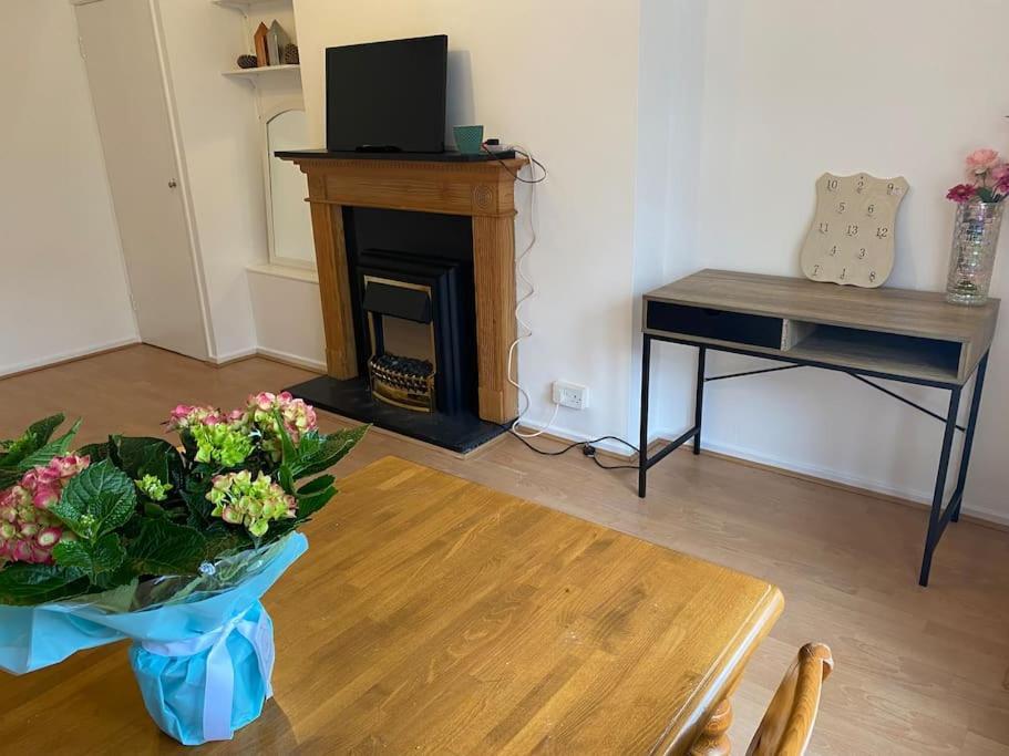 Entire Flat With A Big Living-room, Bedroom, Kitchen, And Bathroom Appartamento Londra